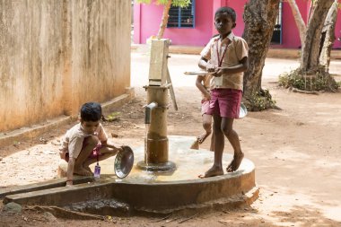 Belgesel yayın görüntü. Kimliği belirsiz çocuk onların plaka öğle yemeğinden sonra açık kantinde temiz.