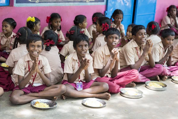 Belgesel yayın görüntü. Kimliği belirsiz çocuk kantinde onların öğle yemeği