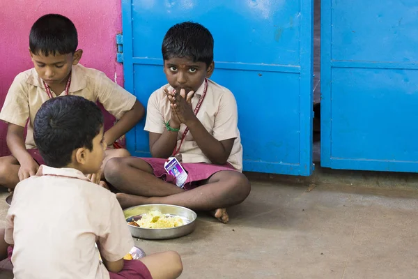Belgesel yayın görüntü. Kimliği belirsiz çocuk kantinde onların öğle yemeği