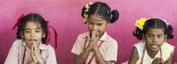 Belgesel yayın görüntü. Gülümseyen tanımlanamayan çocuk kız