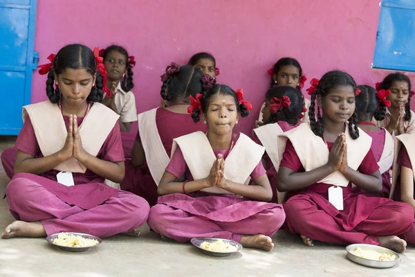 Belgesel yayın görüntü. Kimliği belirsiz çocuk kantinde onların öğle yemeği
