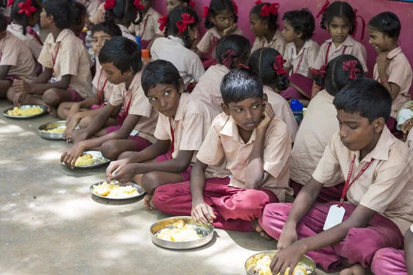 Belgesel yayın görüntü. Kimliği belirsiz çocuk kantinde onların öğle yemeği