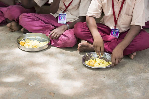 Belgesel yayın görüntü. Kimliği belirsiz çocuk kantinde onların öğle yemeği