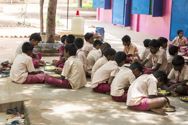 Belgesel yayın görüntü. Kimliği belirsiz çocuk kantinde onların öğle yemeği