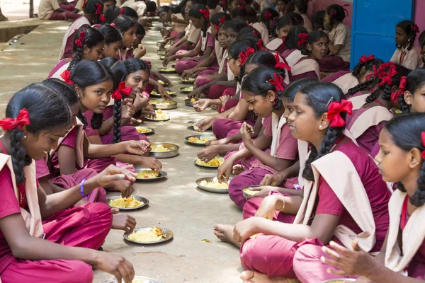Belgesel yayın görüntü. Kimliği belirsiz çocuk kantinde onların öğle yemeği