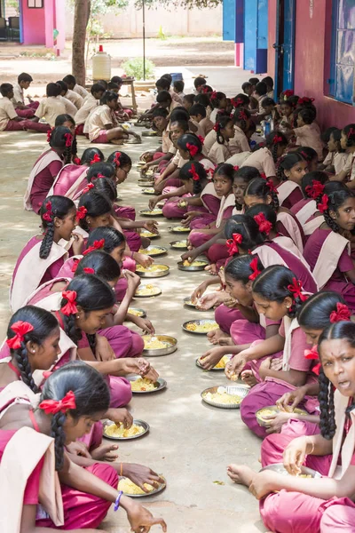 Belgesel yayın görüntü. Kimliği belirsiz çocuk kantinde onların öğle yemeği