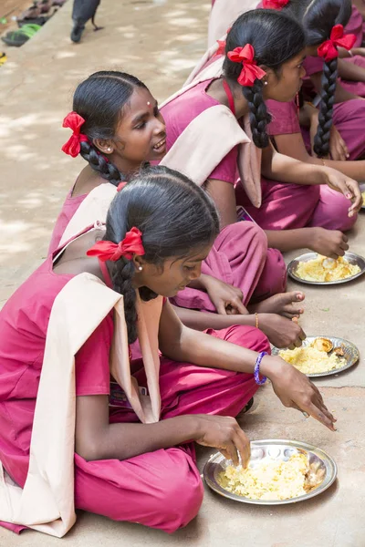 Belgesel yayın görüntü. Kimliği belirsiz çocuk kantinde onların öğle yemeği