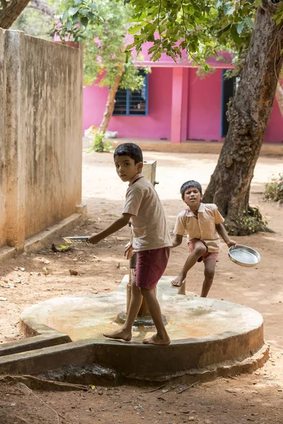 Belgesel yayın görüntü. Kimliği belirsiz çocuk onların plaka öğle yemeğinden sonra açık kantinde temiz.