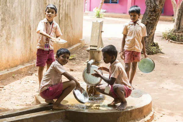 Belgesel yayın görüntü. Kimliği belirsiz çocuk onların plaka öğle yemeğinden sonra açık kantinde temiz.
