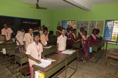 Belgesel yayın görüntü. Hükümet kamu okulda sınıfta belirlenemeyen okul çocukları çalışma.