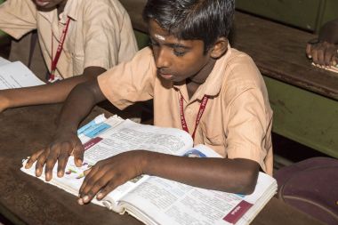Belgesel yayın görüntü. Hükümet kamu okulda sınıfta belirlenemeyen okul çocukları çalışma.