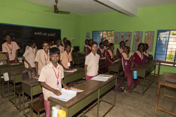 Belgesel yayın görüntü. Hükümet kamu okulda sınıfta belirlenemeyen okul çocukları çalışma.