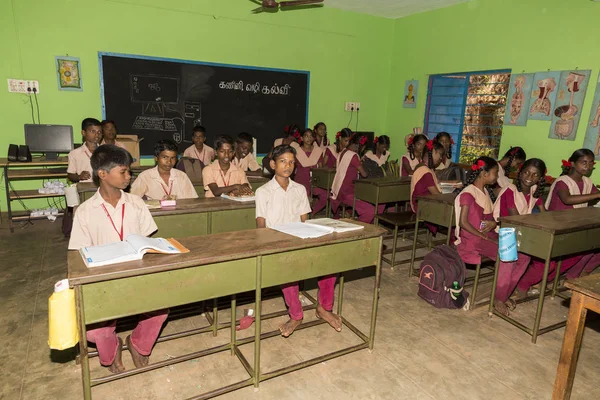 Belgesel yayın görüntü. Hükümet kamu okulda sınıfta belirlenemeyen okul çocukları çalışma.