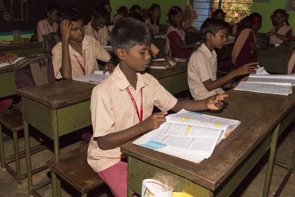 Belgesel yayın görüntü. Hükümet kamu okulda sınıfta belirlenemeyen okul çocukları çalışma.