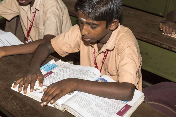 Belgesel yayın görüntü. Hükümet kamu okulda sınıfta belirlenemeyen okul çocukları çalışma.