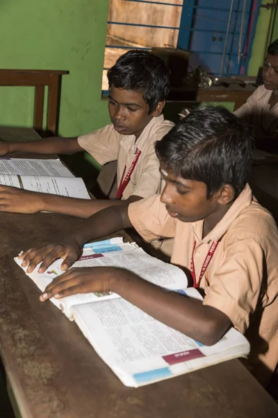 Belgesel yayın görüntü. Hükümet kamu okulda sınıfta belirlenemeyen okul çocukları çalışma.