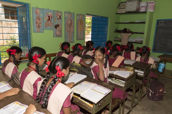 Belgesel yayın görüntü. Hükümet kamu okulda sınıfta belirlenemeyen okul çocukları çalışma.