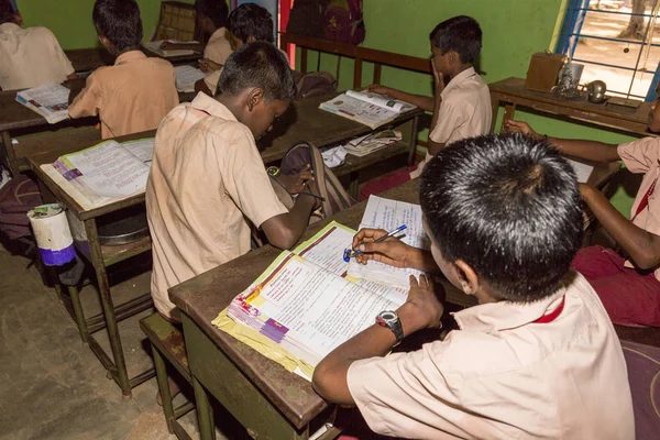 Belgesel yayın görüntü. Hükümet kamu okulda sınıfta belirlenemeyen okul çocukları çalışma.