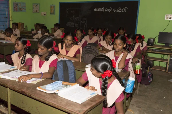 Belgesel yayın görüntü. Hükümet kamu okulda sınıfta belirlenemeyen okul çocukları çalışma.