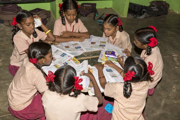 Belgesel yayın görüntü. Hükümet kamu okulda sınıfta belirlenemeyen okul çocukları çalışma.