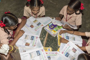 Belgesel yayın görüntü. Hükümet kamu okulda sınıfta belirlenemeyen okul çocukları çalışma.