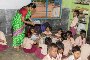 Belgesel yayın görüntü. Hükümet kamu okulda sınıfta belirlenemeyen okul çocukları çalışma.