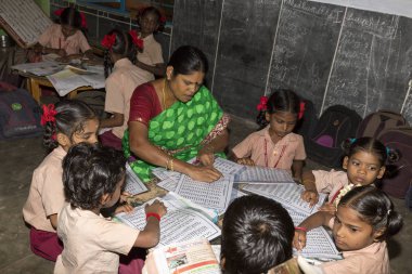 Belgesel yayın görüntü. Hükümet kamu okulda sınıfta belirlenemeyen okul çocukları çalışma.