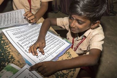 Belgesel yayın görüntü. Hükümet kamu okulda sınıfta belirlenemeyen okul çocukları çalışma.