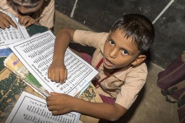 Belgesel yayın görüntü. Hükümet kamu okulda sınıfta belirlenemeyen okul çocukları çalışma.