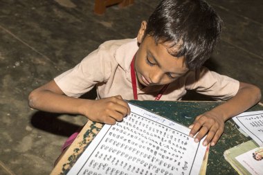 Belgesel yayın görüntü. Hükümet kamu okulda sınıfta belirlenemeyen okul çocukları çalışma.