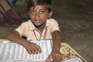 Belgesel yayın görüntü. Hükümet kamu okulda sınıfta belirlenemeyen okul çocukları çalışma.