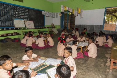 Belgesel yayın görüntü. Hükümet kamu okulda sınıfta belirlenemeyen okul çocukları çalışma.