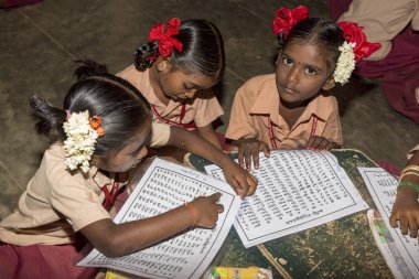 Belgesel yayın görüntü. Hükümet kamu okulda sınıfta belirlenemeyen okul çocukları çalışma.