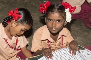 Belgesel yayın görüntü. Hükümet kamu okulda sınıfta belirlenemeyen okul çocukları çalışma.