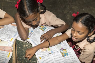 Belgesel yayın görüntü. Hükümet kamu okulda sınıfta belirlenemeyen okul çocukları çalışma.