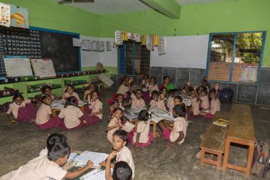 Belgesel yayın görüntü. Hükümet kamu okulda sınıfta belirlenemeyen okul çocukları çalışma.
