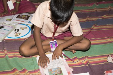 Belgesel yayın görüntü. Hükümet kamu okulda sınıfta belirlenemeyen okul çocukları çalışma.