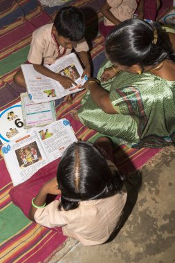 Belgesel yayın görüntü. Hükümet kamu okulda sınıfta belirlenemeyen okul çocukları çalışma.