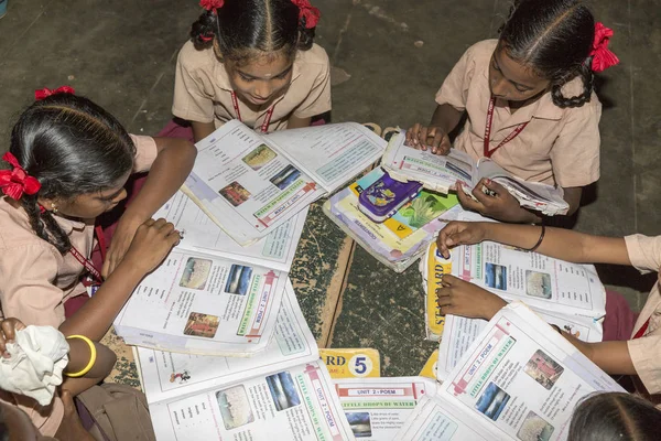 Belgesel yayın görüntü. Hükümet kamu okulda sınıfta belirlenemeyen okul çocukları çalışma.