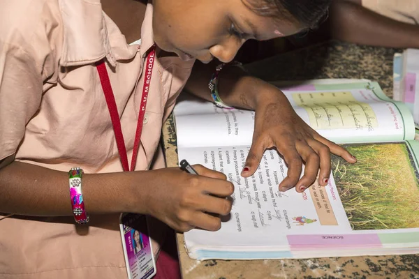 Belgesel yayın görüntü. Hükümet kamu okulda sınıfta belirlenemeyen okul çocukları çalışma.