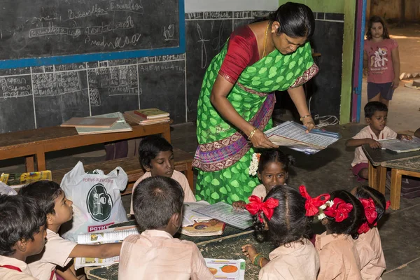 Belgesel yayın görüntü. Hükümet kamu okulda sınıfta belirlenemeyen okul çocukları çalışma.