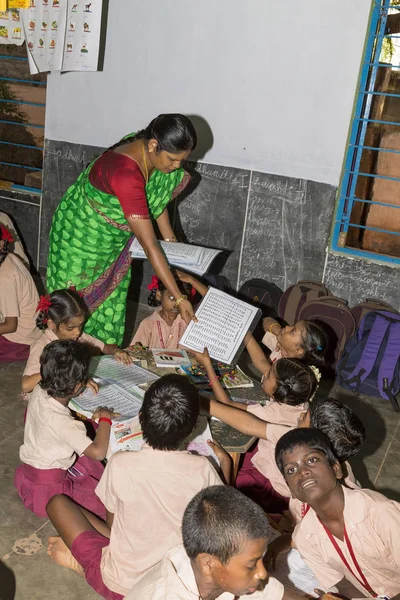 Belgesel yayın görüntü. Hükümet kamu okulda sınıfta belirlenemeyen okul çocukları çalışma.