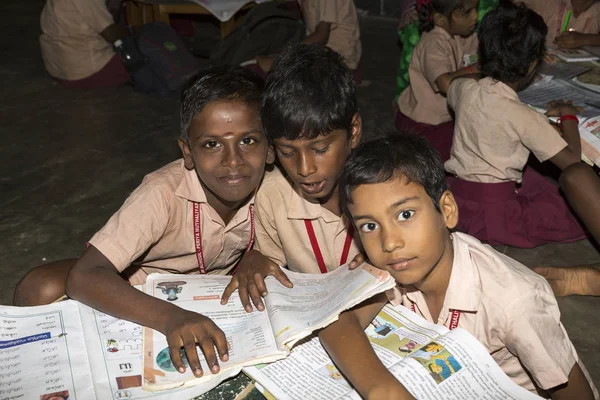 Belgesel yayın görüntü. Hükümet kamu okulda sınıfta belirlenemeyen okul çocukları çalışma.