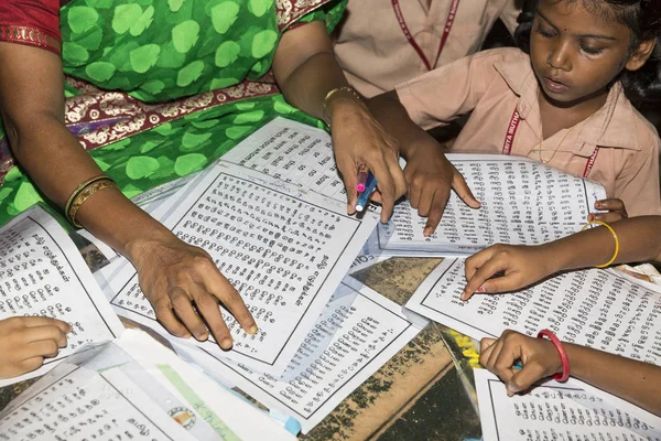 Belgesel yayın görüntü. Hükümet kamu okulda sınıfta belirlenemeyen okul çocukları çalışma.