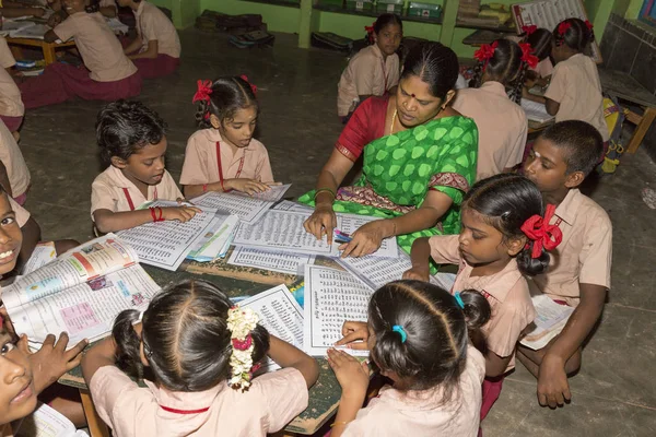 Belgesel yayın görüntü. Hükümet kamu okulda sınıfta belirlenemeyen okul çocukları çalışma.