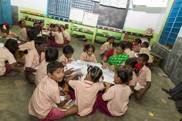 Belgesel yayın görüntü. Hükümet kamu okulda sınıfta belirlenemeyen okul çocukları çalışma.