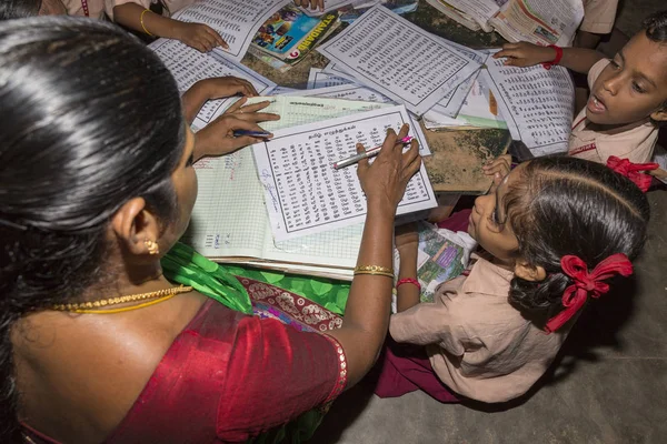 Belgesel yayın görüntü. Hükümet kamu okulda sınıfta belirlenemeyen okul çocukları çalışma.