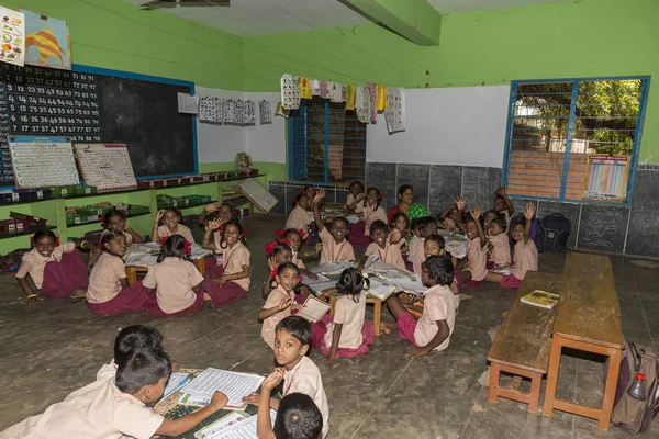 Belgesel yayın görüntü. Hükümet kamu okulda sınıfta belirlenemeyen okul çocukları çalışma.