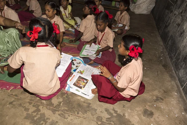 Belgesel yayın görüntü. Hükümet kamu okulda sınıfta belirlenemeyen okul çocukları çalışma.