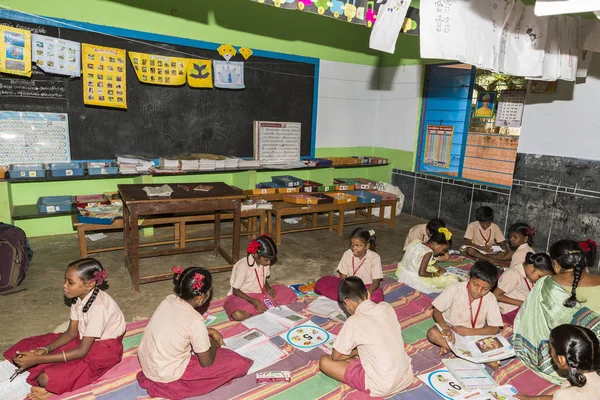 Belgesel yayın görüntü. Hükümet kamu okulda sınıfta belirlenemeyen okul çocukları çalışma.